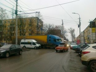 Сегодня в Орле из-за неповоротливой фуры было закрыто движение почти на 2 часа