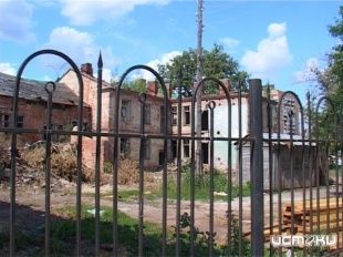 Дом на Гостиной, 1 теперь официально является «ансамблем домов»