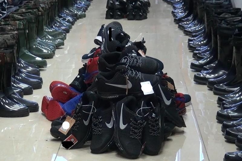 В Орле предпринимателя наказали за контрафактную обувь