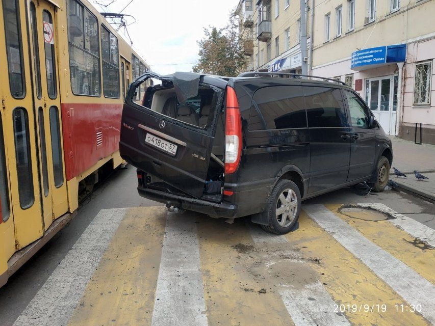 Трамвай — не объедет: возле «Радуги» в Орле вагоновожатый снес минивэн