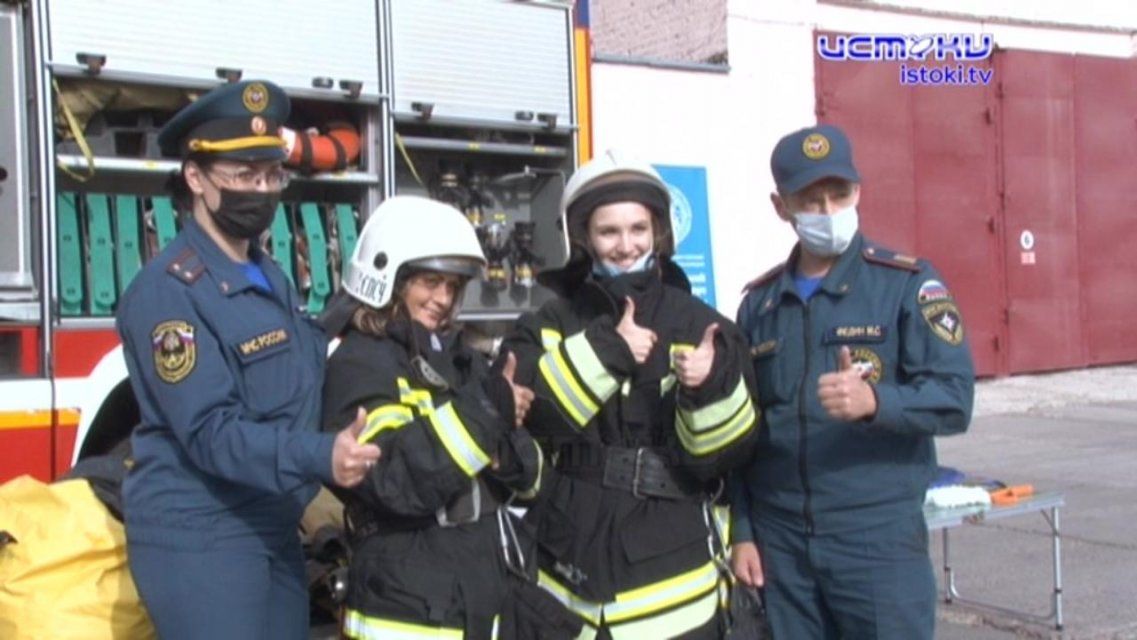 Не по фигуре, но защищает при пожаре: орловские журналистки облачились в экипировку МЧС