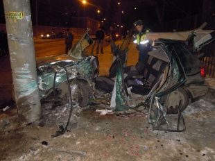 В Орле «Фольксваген Гольф» влетел в фонарный столб