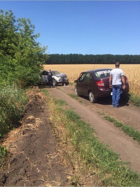 В поле под Орлом столкнулись иномарка и отечественная легковушка