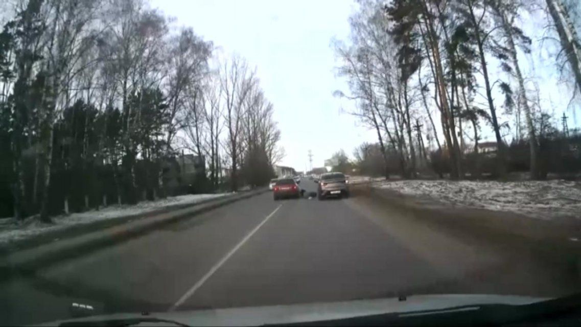 Внезапно выбежала на дорогу: в Орле попал на видео наезд на пешехода