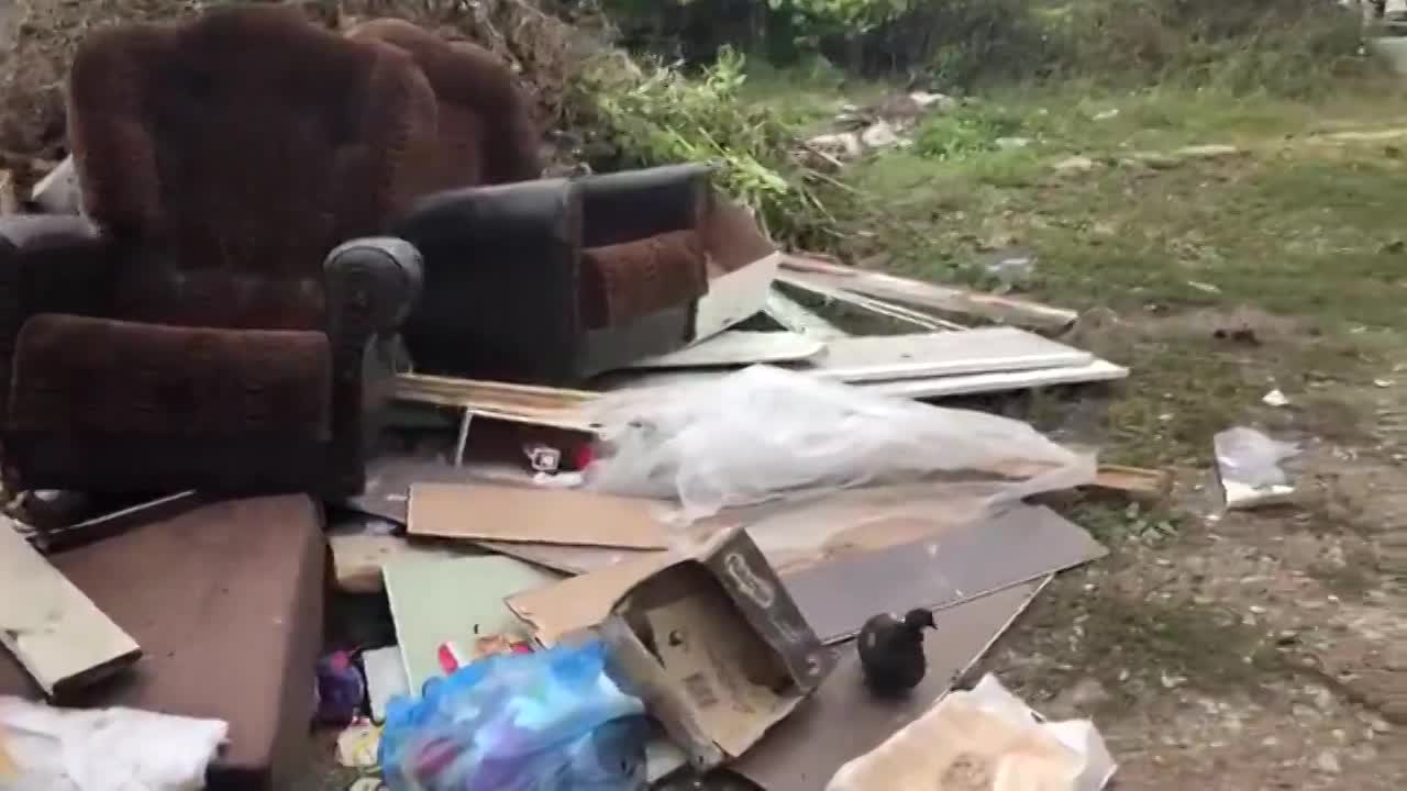 Орловчане нашли два кресла, на которые готовы усадить тех, кто позволяет городу утопать в мусоре