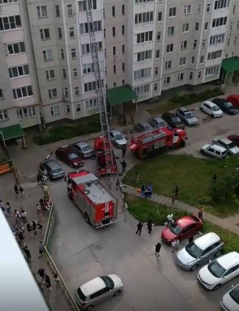 Жители дома по улице Раздольная показали как после перекрытия второго выезда из их двора выезжают пожарные машины