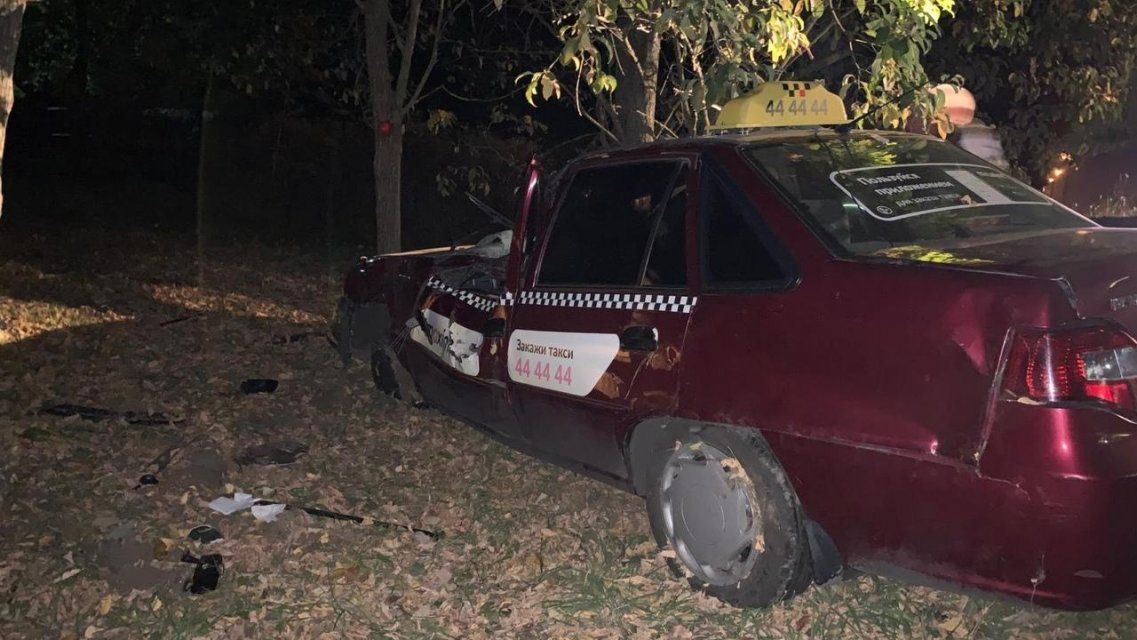 На трассе под Орлом перевернулось такси