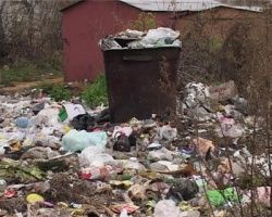 Свалка во дворах.