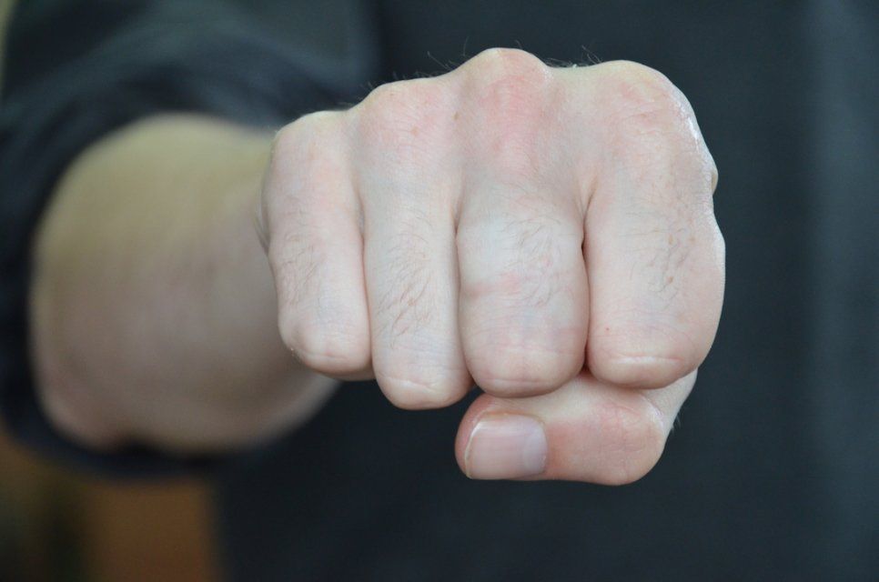 Ночная жизнь: в Орле рецидивист угрожал посетителям бара и устроил драку