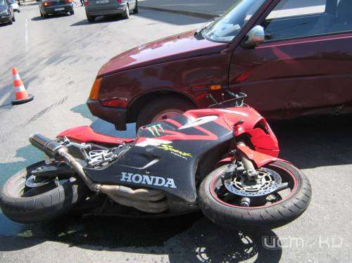 В Орле мотоциклист угодил в больницу после столкновения с двумя автомобилями