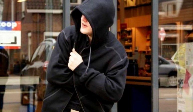 Орловчанин пытался сбежать от Росгвардии со спрятанными под курткой канцтоварами