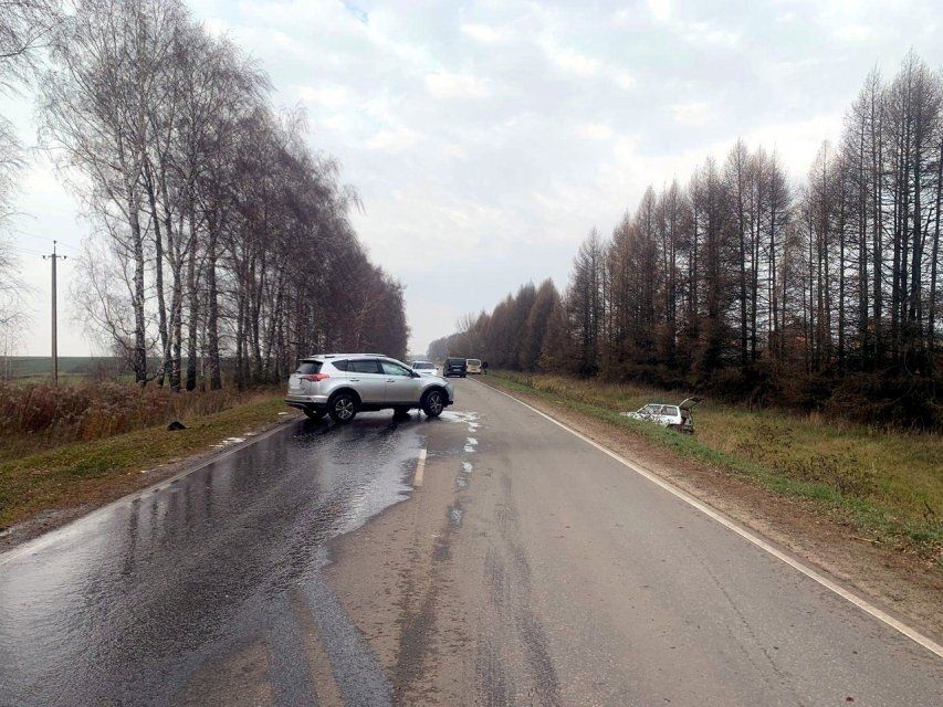 Под Орлом «Ока» улетела в кювет после столкновения с кроссовером