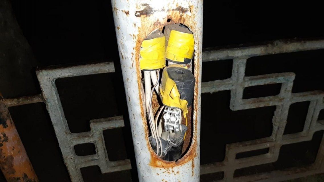 Под напряжением: в Орле фонарный столб ударил током ребенка