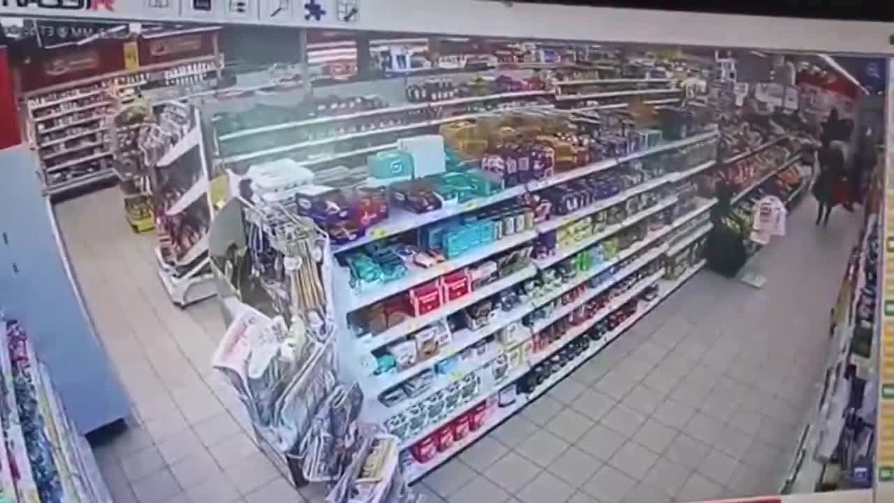 Глазами очевидцев: в магазине камера видеонаблюдения засняла, как орловчане сметают с прилавка сахар