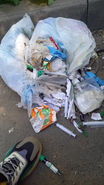 Мусор из орловского центра лечения СПИДа выбрасывают прямо на улицу