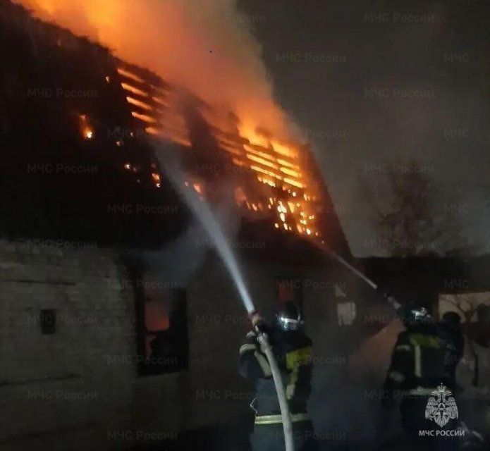 Вчера вечером на Ливенской тушили гараж 