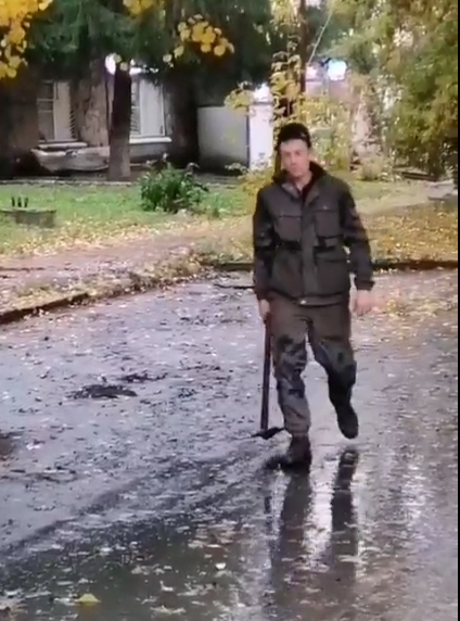 "Пришла осень. Пошли дожди. Закипела работа. Ул. Достоевского"