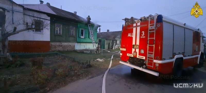 Пожилую женщину спасли из горящего дома в Орле