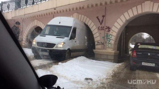 В Орле фургон застрял в арке