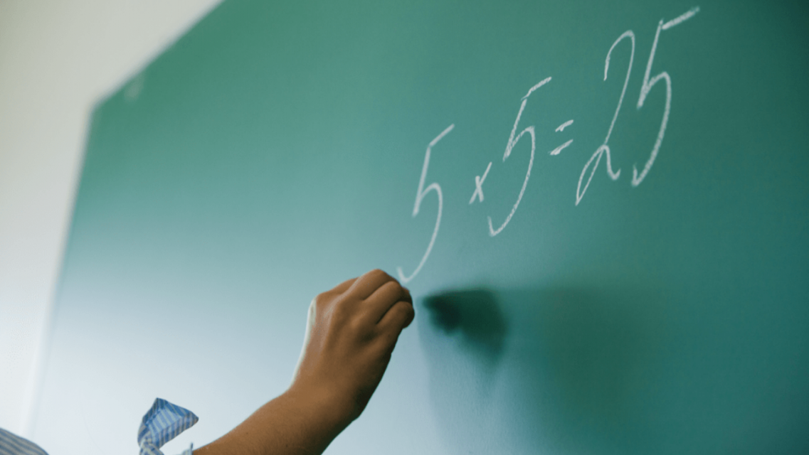 Более 200 сотрудников орловских школ и детсадов подкосил коронавирус