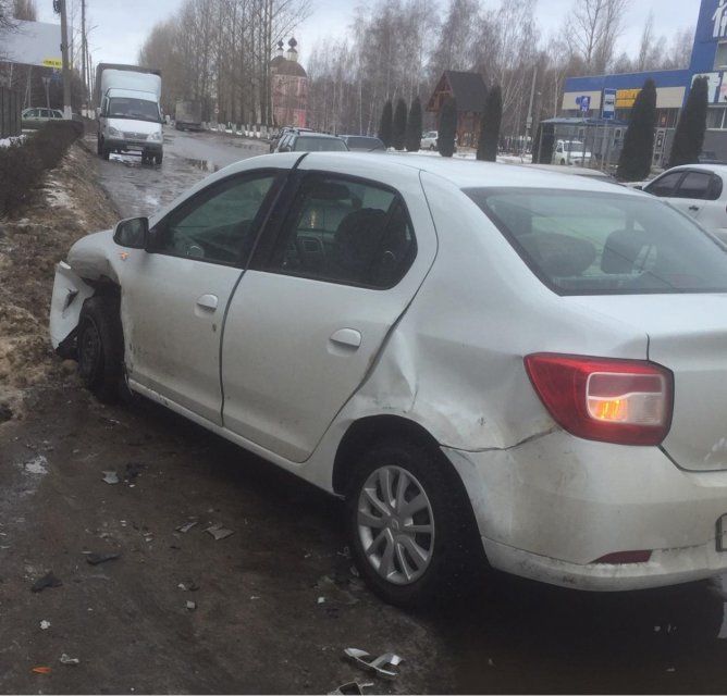 В Ливнах мужчина на «Рено» неудачно развернулся и протаранил «Ладу»