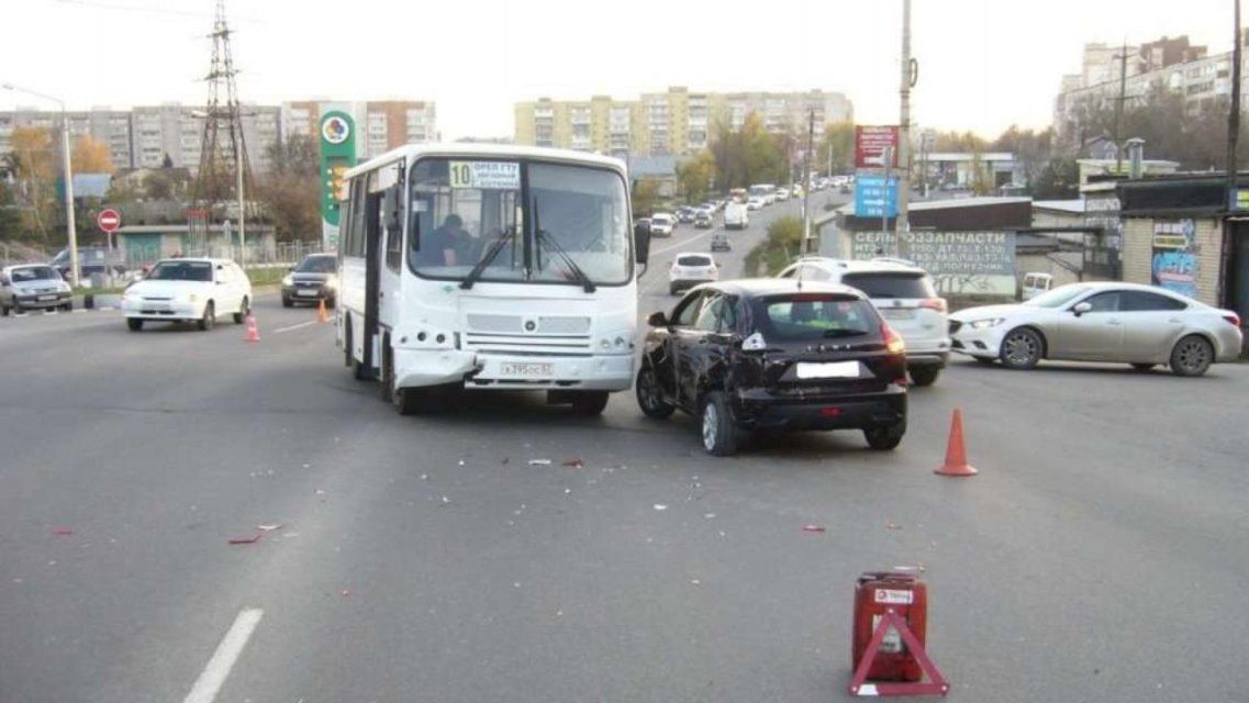 В Орле легковушка и автобус не поделили Болховское шоссе