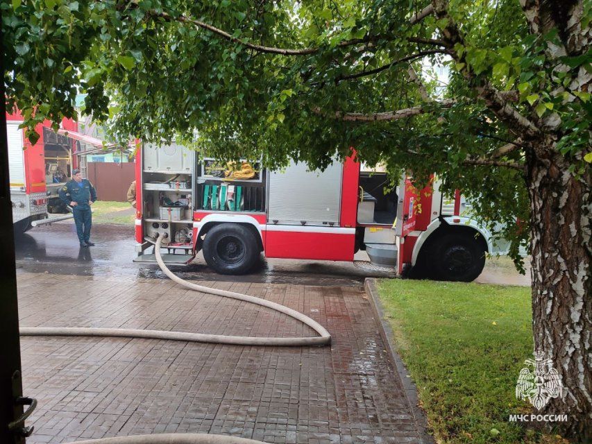 В Орле из-за удара молнии загорелся дом