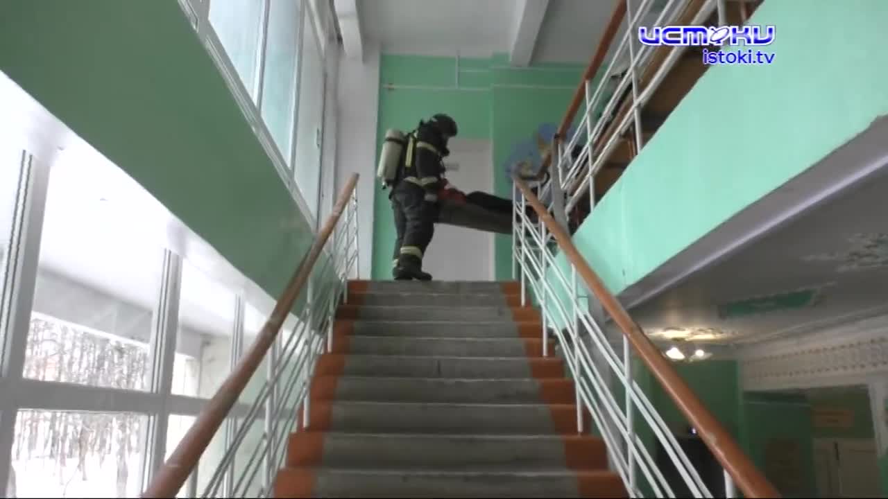 Сотрудники пожарно-спасательных частей города Орла провели пожарно-тактическое учение по ликвидации пожара и спасению людей. На этот раз учения проход...