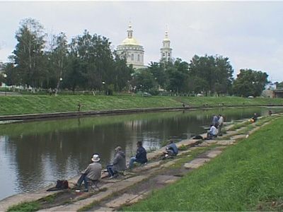 Рыбак рыбака видит издалека