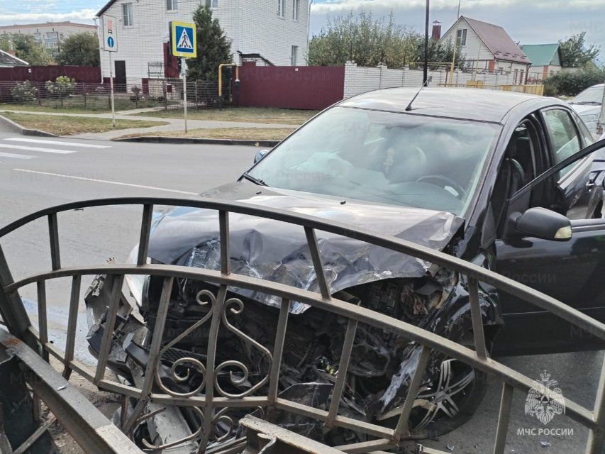 В Ливнах водитель легковушки врезался в забор