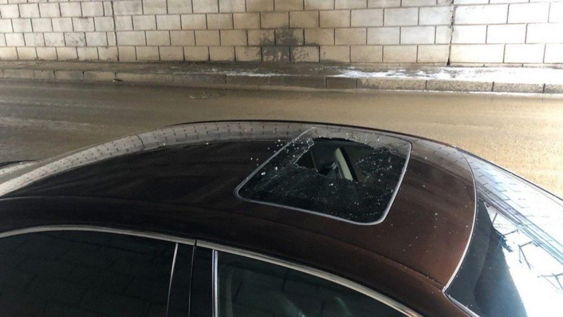 С моста в Орле на крышу дорогостоящей иномарки рухнули куски бетона