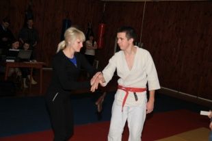 В Орле сотрудницы УМВД показали свои навыки самозащиты