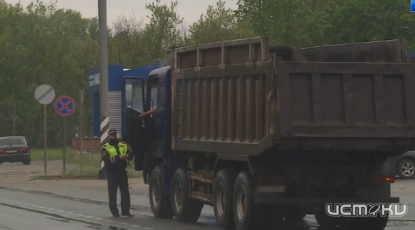 В Орле в микрорайоне «Зареченский» фуры продолжают игнорировать запрет парковки