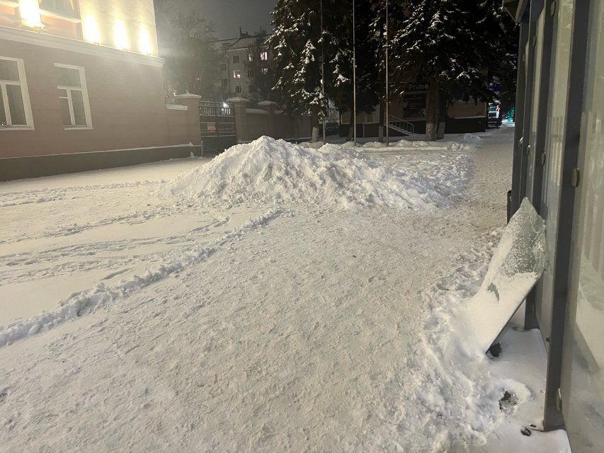 Накануне Нового года вандалы испортили остановочный павильон в Орле