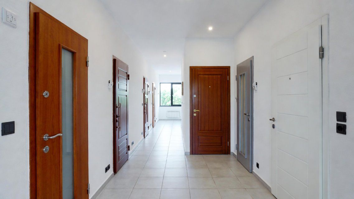 Как правильно выбрать входную дверь в квартиру: от толщины стали до замков и утепления