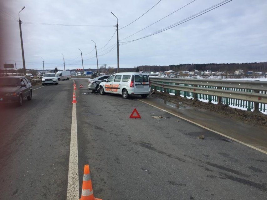 Под Орлом иномарка влетела в металлический отбойник