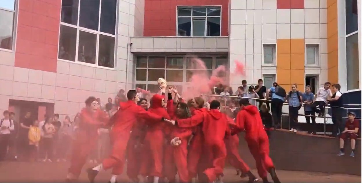 Орловские выпускники устроили флешмоб с дымовыми шашками