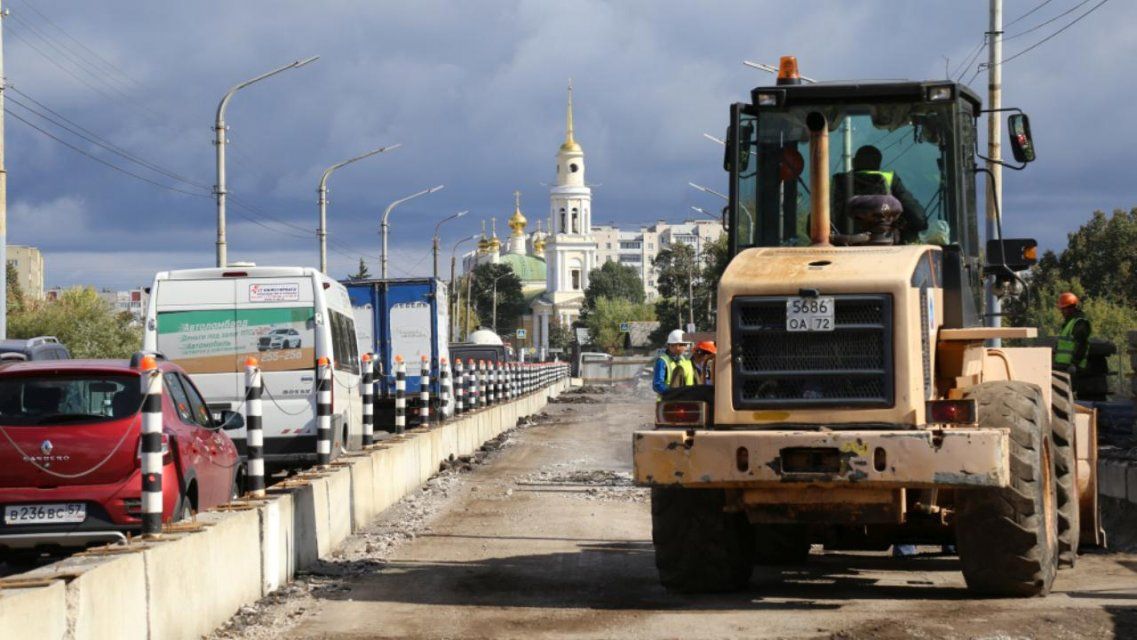 В Орле водитель КамАЗа тушил возгорание на мосту Дружбы