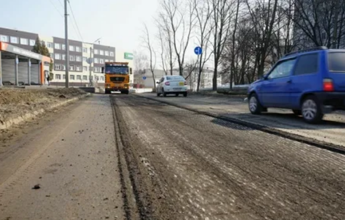 В Орле на ул. Ломоносова вместо вырубленных деревьев высадят клены