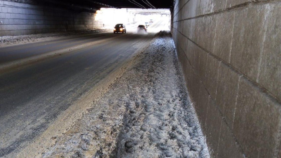 Орловчане жалуются на нерасчищенный тротуар, а глава региона призывает насладиться зимними прелестями