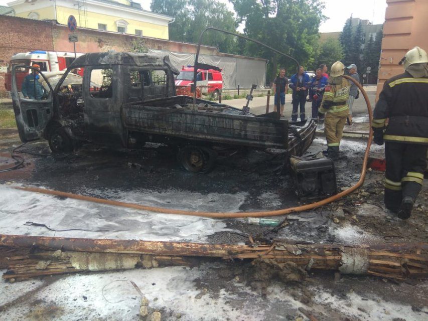 В Орле выясняют, почему средь бела дня на ул. Октябрьской вспыхнула «Газель»