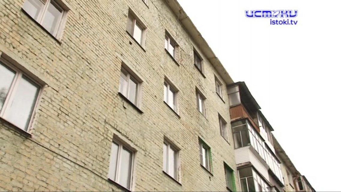 Печальный капремонт: перед сезоном дождей жильцов орловской пятиэтажки оставили без крыши