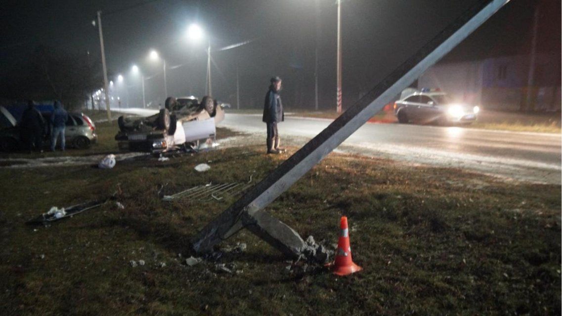 Вверх тормашками: под Орлом 71-летний пенсионер на «семерке» взял на таран опору ЛЭП