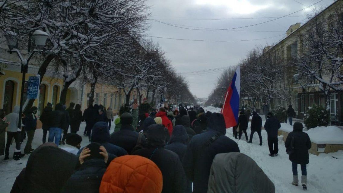 На несогласованный митинг снега протестующие орловчане ответили гуляниями