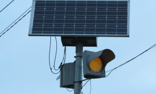 У 20 орловских школ установят «солнечные» светофоры