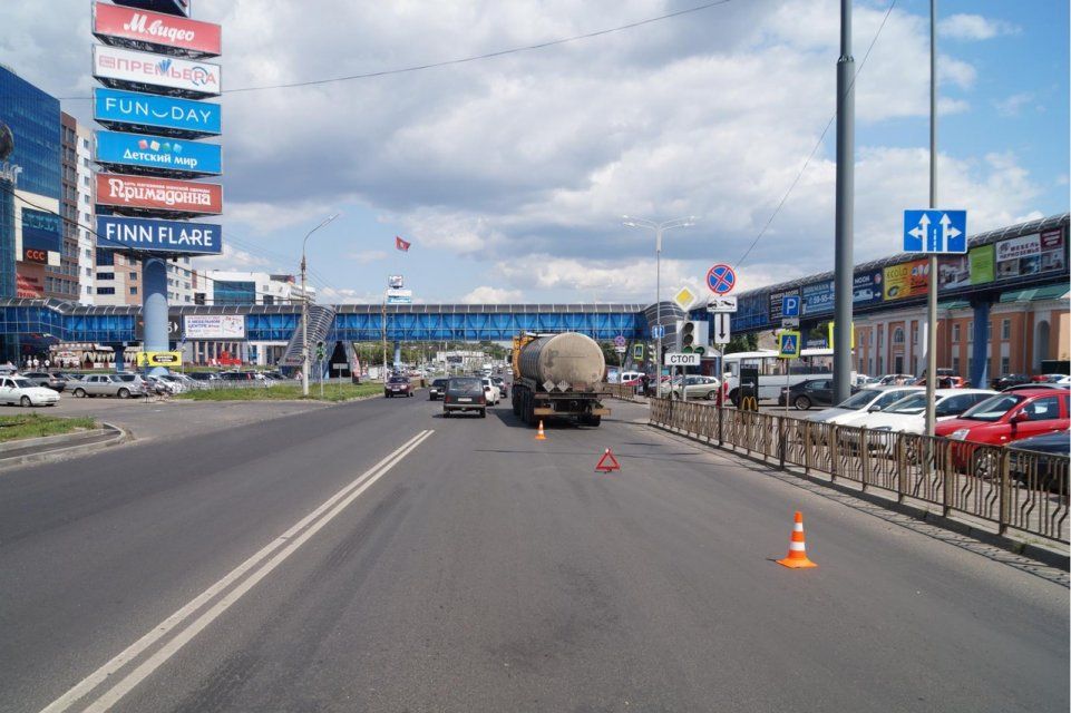 В Орле мужчина не стал пользоваться надземным переходом и попал под колеса грузовика