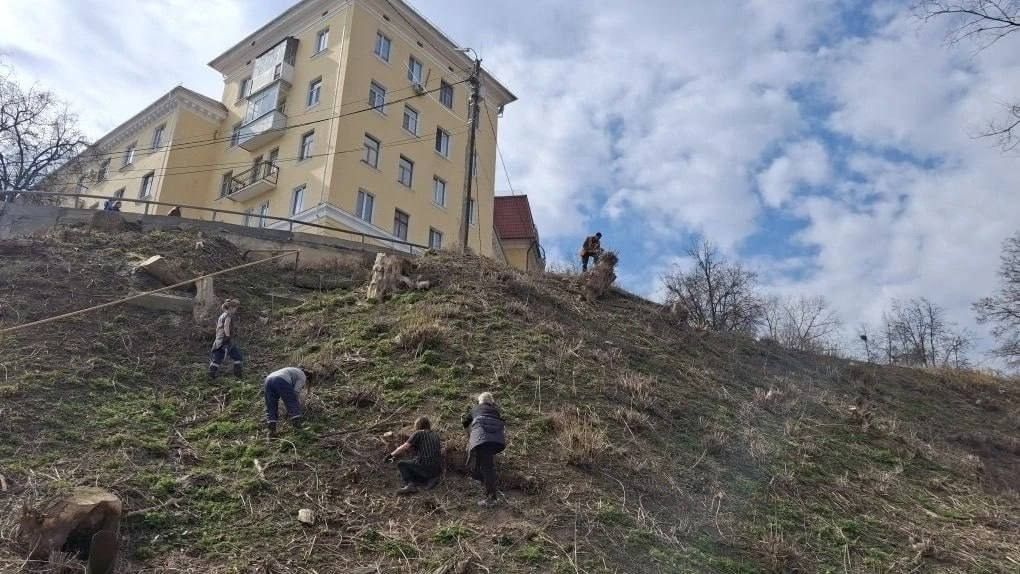 Склон у спасательной станции на набережной Орла лишился растительности