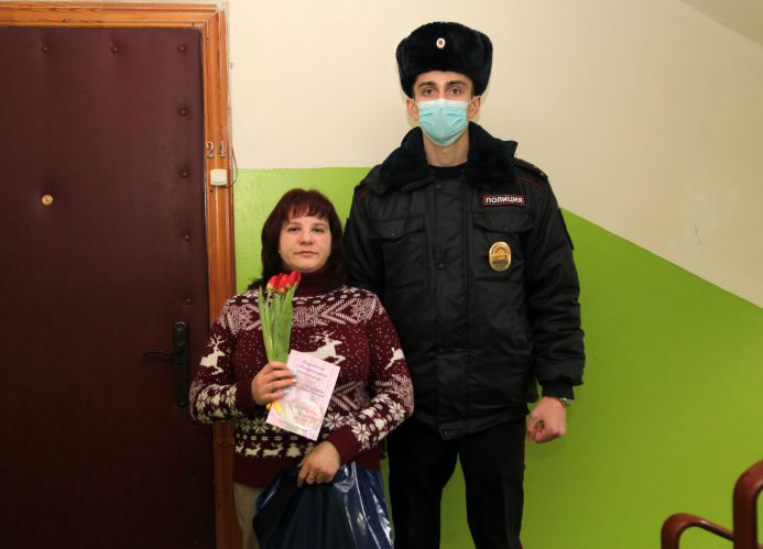 Орловские полицейские поздравили многодетных мам с наступающим 8 марта
