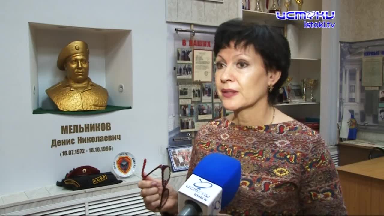 В память о кавалере ордена Мужества Денисе Мельникове. Орловские росгвардейцы навестили его маму и заглянули в музей в его родной школе