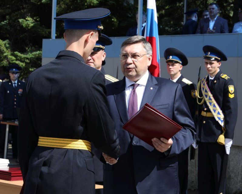 Более 300 человек получили дипломы Академии ФСО России в Орле